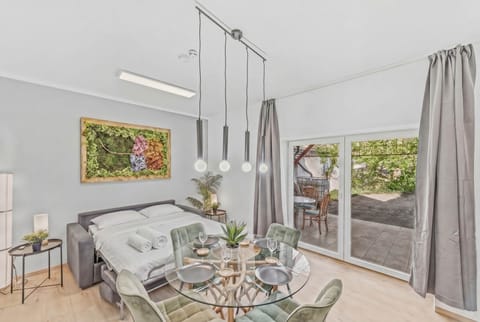 Lichtdurchflutetes Wohnzimmer mit Gartenblick – ankommen und wohlfühlen in Trier