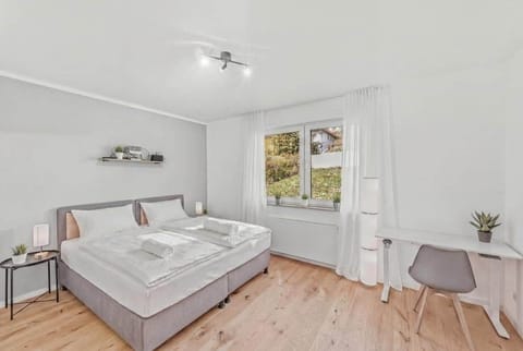 Helles Schlafzimmer mit Doppelbett & Schreibtisch – schlafen und arbeiten in Trierweiler