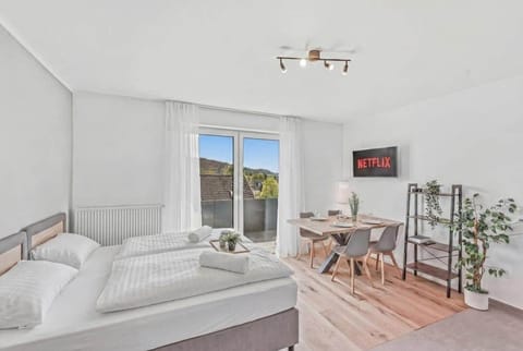 Heller Wohn-Schlafbereich mit Netflix & Esstisch – euer Zuhause auf Zeit in Trierweiler