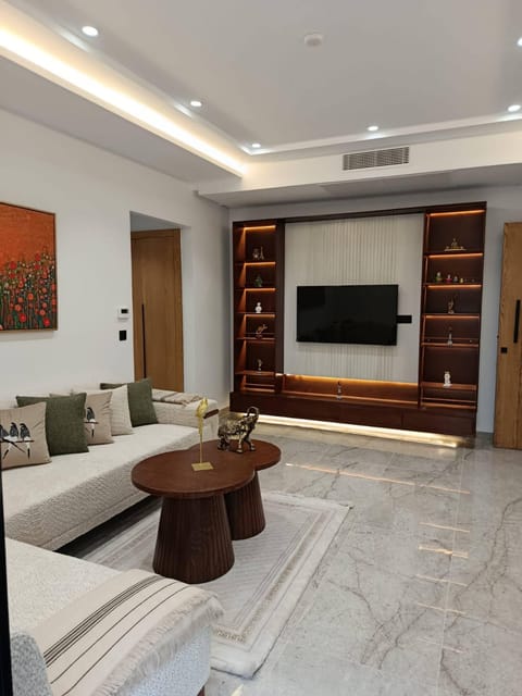 Apartment, 2 Bedrooms, Accessible, Smoking | Living room