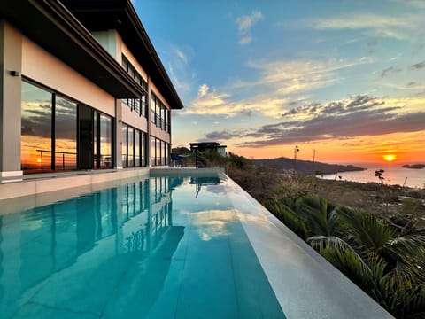 Blue Dragonfly – a hilltop home above the ocean.