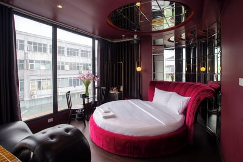 Luxury Double Room | Soundproofing, iron/ironing board, free WiFi