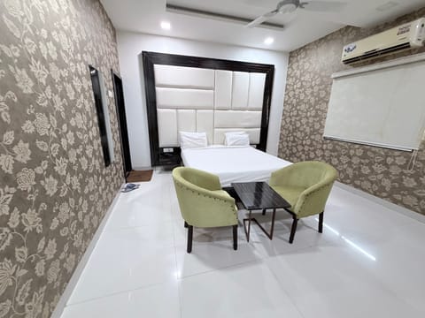 Royal Room | Desk