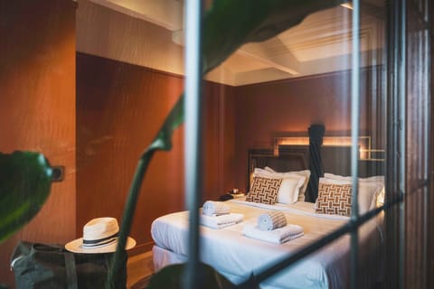 A serene Art-Deco haven where soft light filters through greenery—your private retreat in the heart of Saint-Jean-de-Luz.