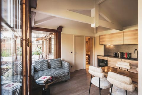 A luminous open-plan space where wood tones and soft textures invite you to unwind after a day by the sea.