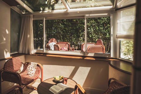 Bathed in natural light, the veranda invites slow mornings and golden afternoons surrounded by the calm of the park.