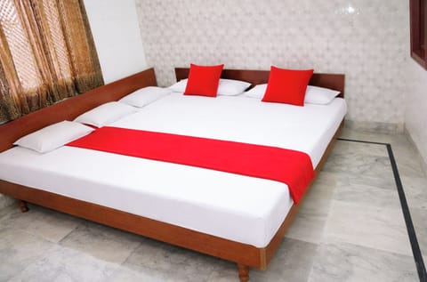Hypo-allergenic bedding, desk, soundproofing, free WiFi