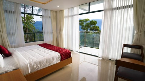 Junior Suite, Mountain View | Premium bedding, desk, blackout drapes, iron/ironing board