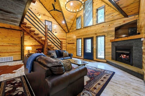 Cabin, Multiple Beds, Hot Tub, Mountain View (Drift Inn) | Living area