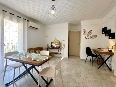 Vue d’ensemble de la pièce de vie climatisée, lumineuse et confortable, pensée pour un séjour agréable