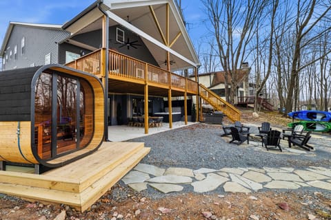 
Complete outdoor retreat: sauna, fire pit, kayaks, and deck. Fun for everyone!
