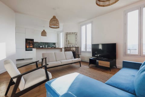 Apartment | Living area | Fireplace