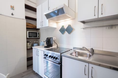 Apartment (1 Bedroom) | Private kitchen | Microwave, oven, stovetop, espresso maker