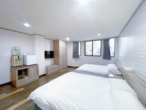 Classic Quadruple Room, 2 Double Beds | Free WiFi, bed sheets