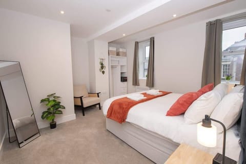 A comfortable bedroom with king size bed, perfect for unwinding after a long day. Featuring a spacious wardrobe to store all your belongings, the room offers a calm and restful atmosphere for a peaceful night’s sleep.