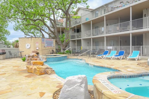 POOLSIDE OASIS!