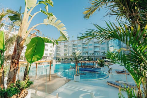 2 outdoor pools