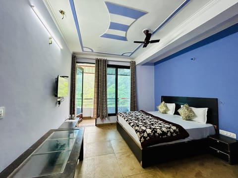 Deluxe Room | Desk, free WiFi