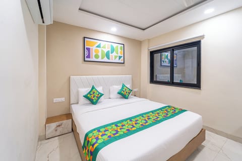 Desk, WiFi (free), bed sheets