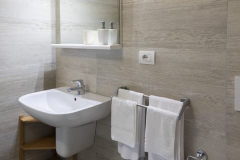 Family Quadruple Room, 1 Double Bed, Kitchenette, Mountain View | Bathroom | Shower, towels