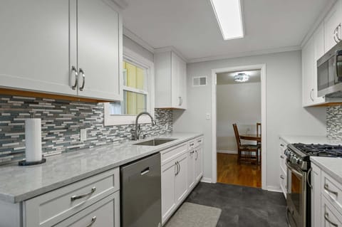 House, 3 Bedrooms | Private kitchen | Coffee/tea maker, fridge, oven, toaster