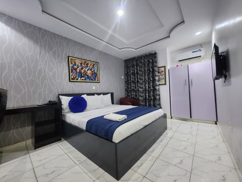 Executive Room, 1 King Bed, Air conditioning | Premium bedding, desk, laptop workspace, bed sheets