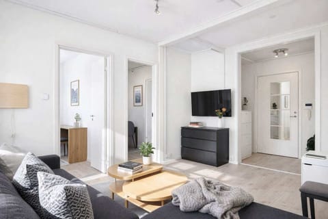 Placed on a corner, this bright apartment has windows on all sides.