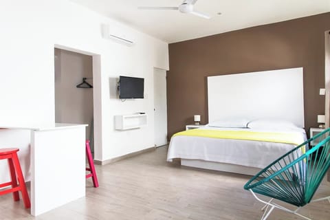 Studio apartment with king bed, air conditioning, kitchen, flat screen TV, cable and wifi