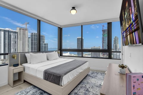 New 35th Floor Downtown+Free Parking (9184)