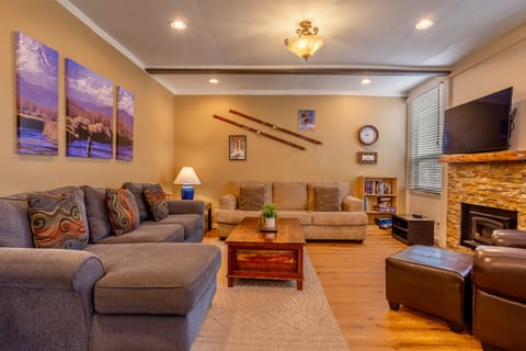 Living room w/ comfortable seating.