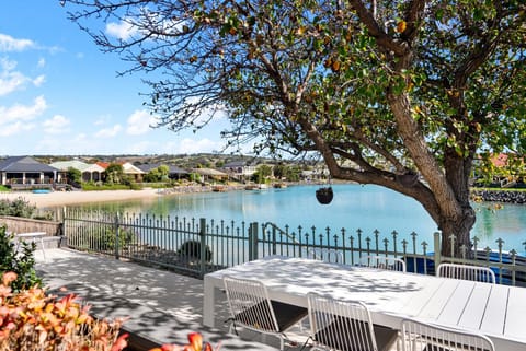Dine outdoors with the water as your backdrop—perfect for long lunches or sunset dinners.