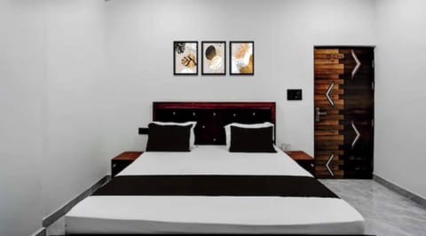 Deluxe Room | Rollaway beds, free WiFi, bed sheets