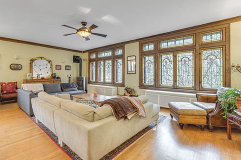 Chicago Vacation Rental | 2BR | 1BA | 2,000 Sq Ft | Stairs Required