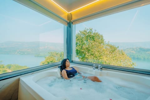 Honeymoon Suite with Jacuzzi Pool and Lake View | Bathroom | Slippers