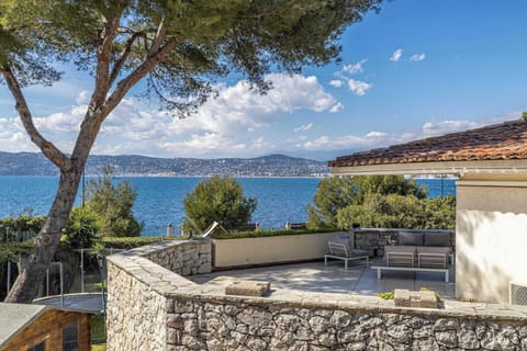 Vue mer exceptionnelle depuis votre terrasse privée, idéale pour vos petits-déjeuners face à l'horizon.