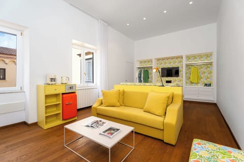 Junior Suite | In-room safe, desk, blackout drapes, free WiFi