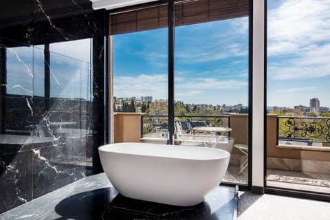 Executive Suite | Minibar, in-room safe, desk, laptop workspace