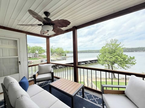 Breakwater Bliss - Comfort, views, and laid-back lake living
