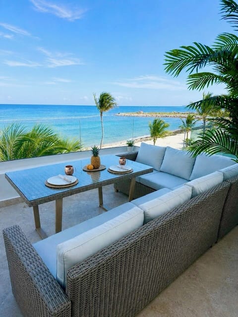 Enjoy meals with a front-row seat of the Caribbean Sea