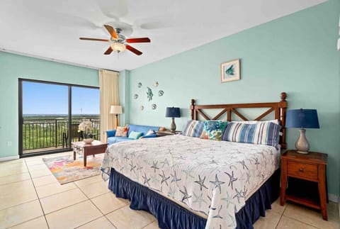 You can enjoy the bay view from king bed in the morning!