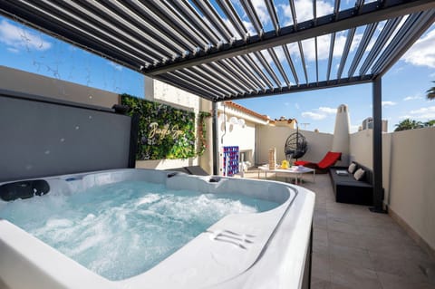 Outdoor spa tub