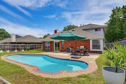 Grand Prairie Vacation Rental | 3BR | 2.5BA | 1,970 Sq Ft | 1 Step for Entry
