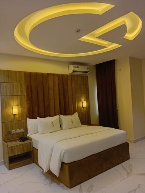 Deluxe Studio, City View | Desk, laptop workspace, free WiFi