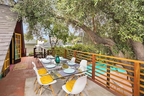 Unique views from a leafy artist’s treehouse deck. Dine al fresco on the private upstairs balcony under a canopy of trees.