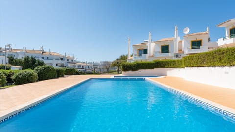 A refreshing pool area perfect for relaxing and soaking up the sun, just steps from your townhouse.

#Pool #Relaxation #Albufeira #HolidayHome #SunnyDays #Galé