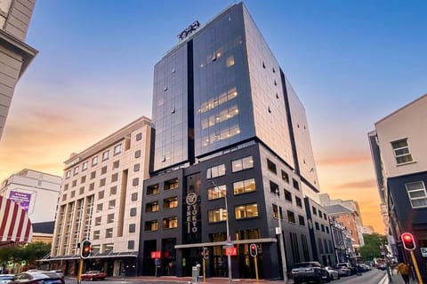 Stylish City Building: Hotel Apartment building in Cape Town city centre with large windows and a sleek exterior. Set on a lively street close to shops, restaurants, and transport, making it a great base for exploring the city.