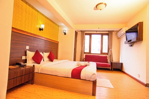 Desk, laptop workspace, free WiFi, bed sheets