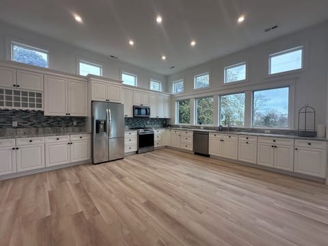 extra large kitchen w/separate wet bar and plenty of space open to living room