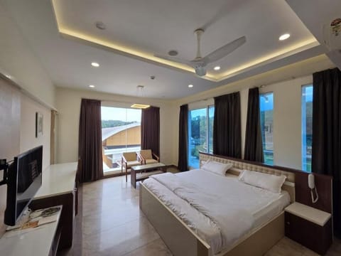 In-room safe, desk, laptop workspace, free WiFi