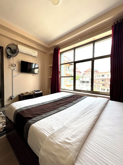 Deluxe Studio, City View | Desk, laptop workspace, soundproofing, free WiFi